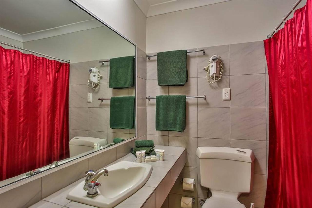 budget room bathroom, hotel kununurra